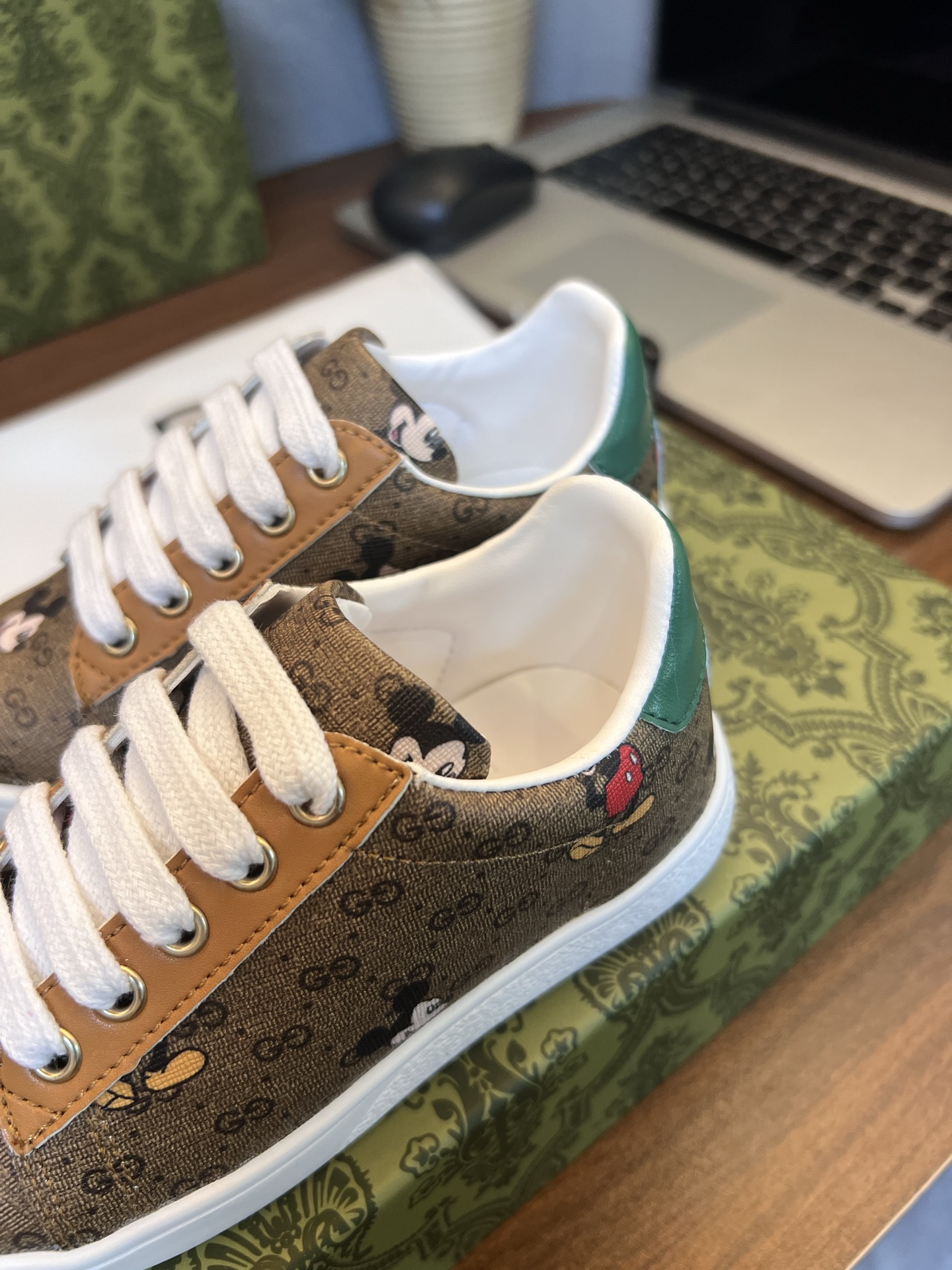 Children's shoes child